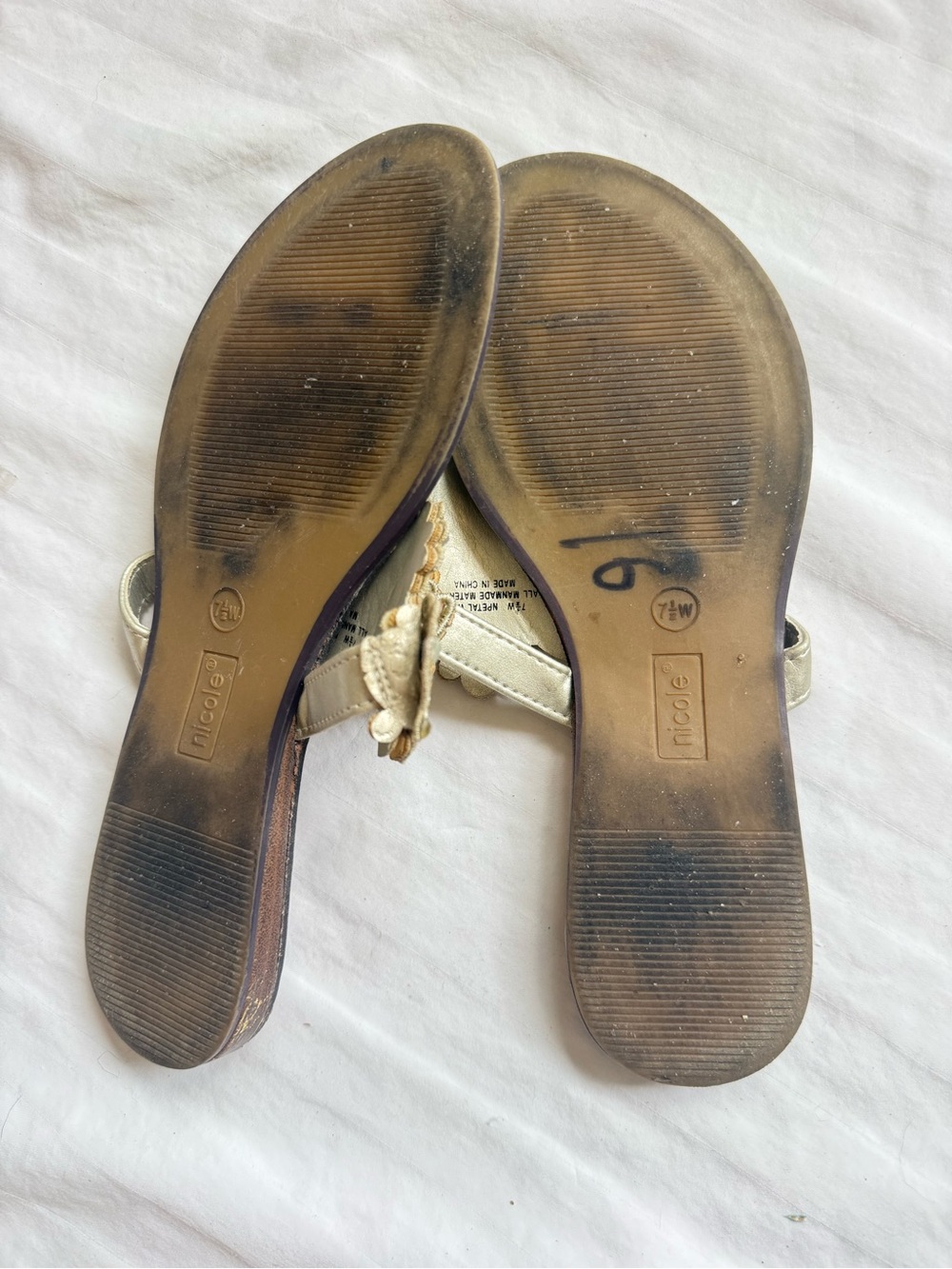 Nicole Npetal Wide Gold Rhinestone Embellished Thong Flat Sandals 7.5W - Picture 2 of 5
